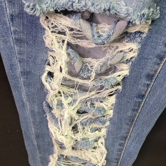 Fashion Nova Juniors Flare Leg Distressed Denim Jeans sz 15 NWT - Picture 4 of 11